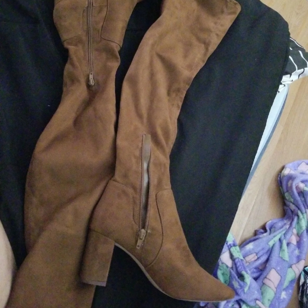 Knee boots
